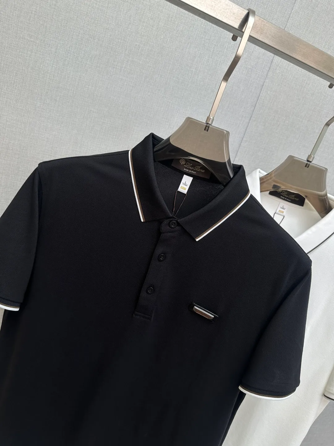 Available at the official New Arrival counter at the same time, men's lapel short-sleeved POLO shirts, Premium mainline Series, imported piqué mercerized cotton fabric, with first-class texture, excellent skin-friendliness, silky and delicate touch, fashionable three-button placket design, small lapels, fashionable and age-reducing, and the upper body is full of Italian accent, full of style. Sizes: M—3XL